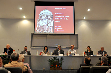O presidente Paulo Gadelha (ao centro) apresenta os números da gestão 2012