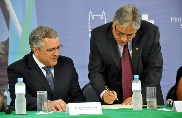 Gadelha assina o termo de posse, observado pelo ministro da Saúde, Alexandre Padilha