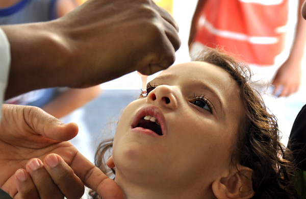 Criança sendo imunizada contra a poliomielite