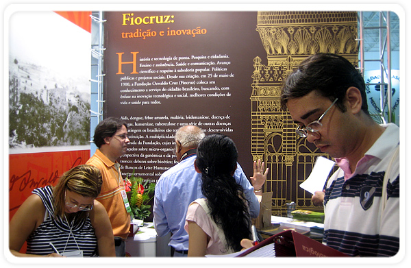 Público visita estande da Fiocruz para conhecer trabalhos realizados
