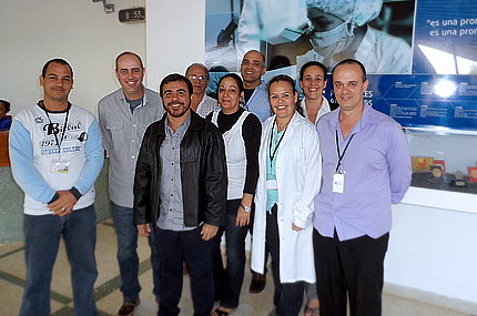 Luiz Claudio e Jorge Ricardo com a equipe do CIM, em Cuba